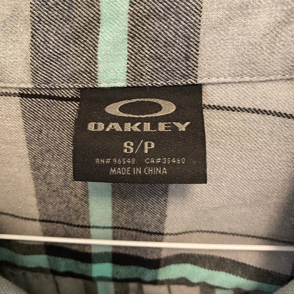 Men’s Oakley long sleeved button up